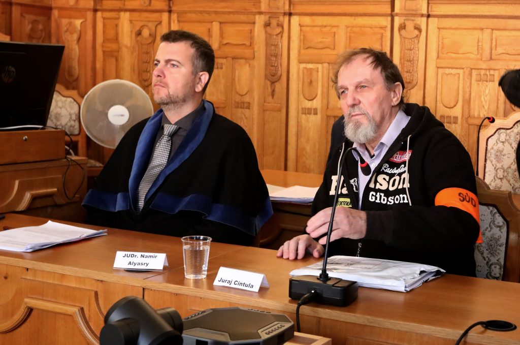 Juraj Cintula, ktorý 15. mája v Handlovej strieľal na predsedu vlády Roberta Fica, sa dnes opäť postavil pred súd.