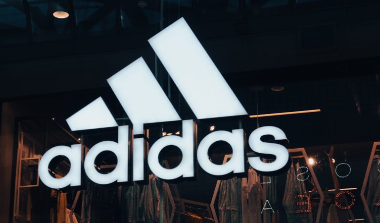 adidas logo značka význam