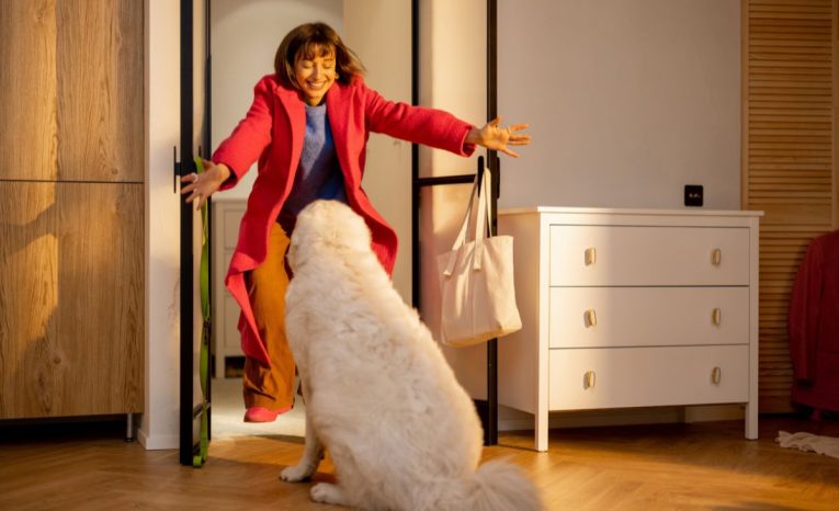 Zaslúži si viac ako len pozdrav. Najlepšie spôsoby, ako privítať psa po návrate domov