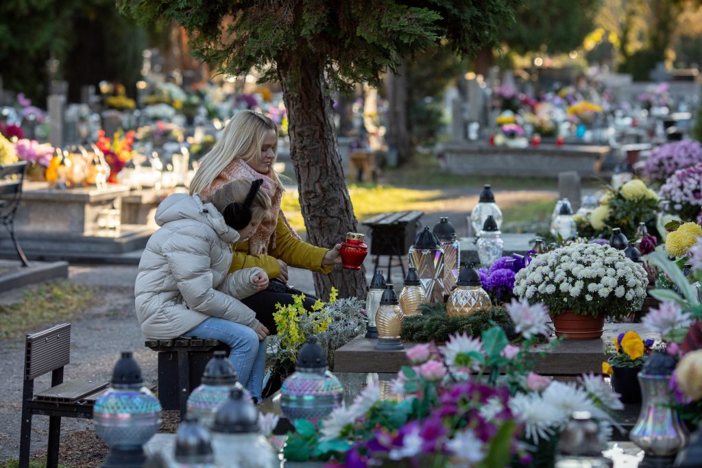 Pamiatka zosnulých či Dušičky je sviatok, ktorý každoročne vedie ku vzniku obrovského množstva odpadu. Ako ho znížiť?