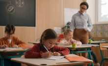 Múdrosti, ktoré nám vštepovali učitelia na základke – a dnes sa na nich už len smejeme
