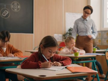 Múdrosti, ktoré nám vštepovali učitelia na základke – a dnes sa na nich už len smejeme
