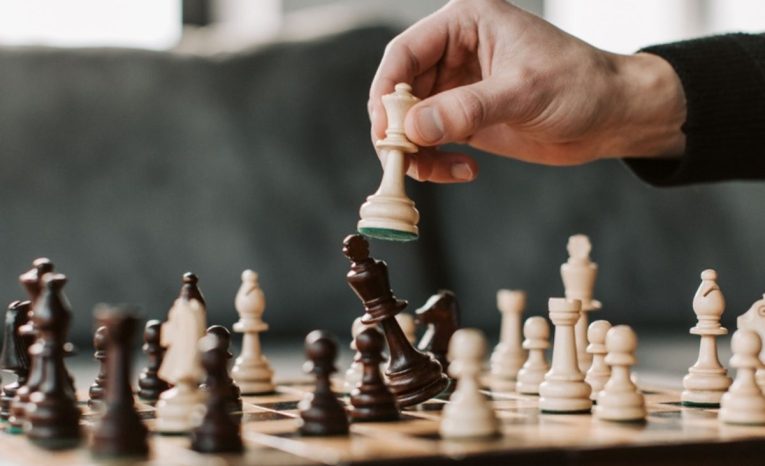 Psychológia úspechu: Ako si vytvoriť silné návyky, ktoré ťa posunú k osobnému rozvoju