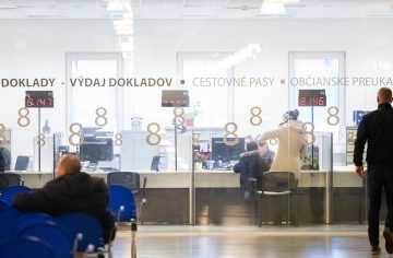 Vláda v rámci konsolidácie zvýšila až 900 poplatkov na úradoch. Slováci si priplatia, no dlh podľa Holečkovej ostáva rovnaký