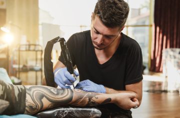 Muž si chcel dať vytetovať trenky. Tatéri sa delia o zákazky, ktoré radšej odmietli