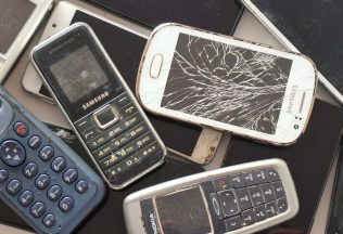 Máš doma starý telefón, ktorý nepotrebuješ? Obľúbený slovenský operátor ťa ho zbaví a ešte ti dá aj odmenu