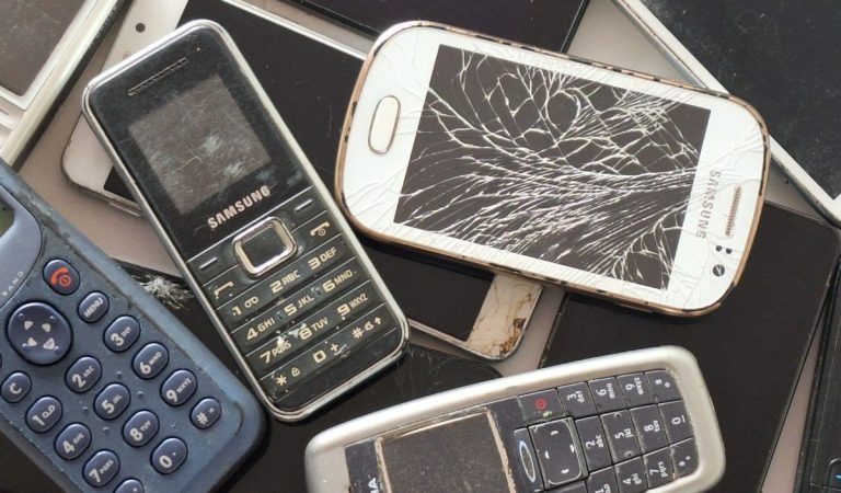 Máš doma starý telefón, ktorý nepotrebuješ? Obľúbený slovenský operátor ťa ho zbaví a ešte ti dá aj odmenu