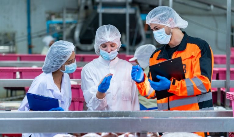 Zvalili na mňa celoštátny výpadok. Príbehy ľudí, ktorí podali výpoveď už po prvom dni práce