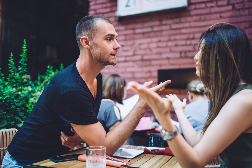 Ženy zdieľajú bizarné červené vlajočky svojich ex