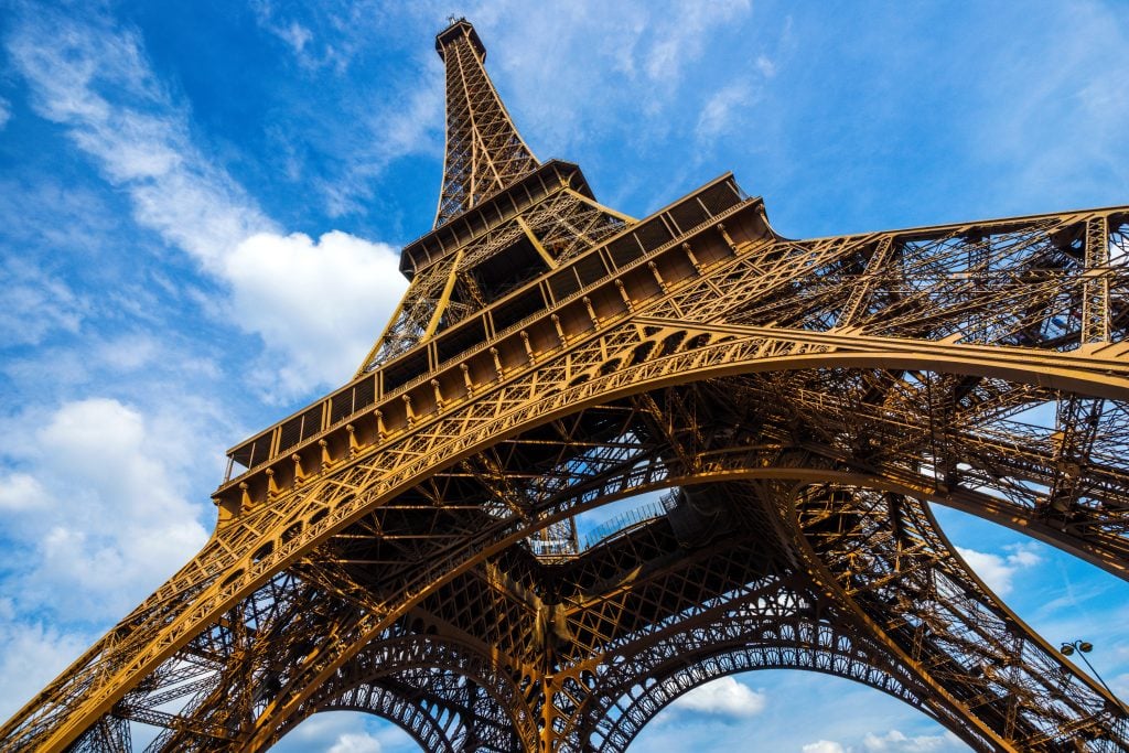 Paríž by mal zbúrať Eiffelovu vežu v roku 2026. Virálny hoax môže mať následky na turizmus