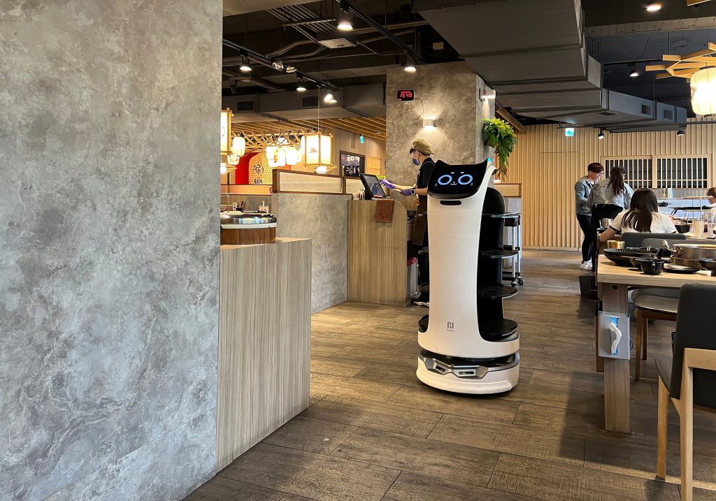 Čašníci zostanú zanedlho bez práce: Na Slovensku ich už nahrádzajú roboti, nájdeš ich aj v týchto hoteloch