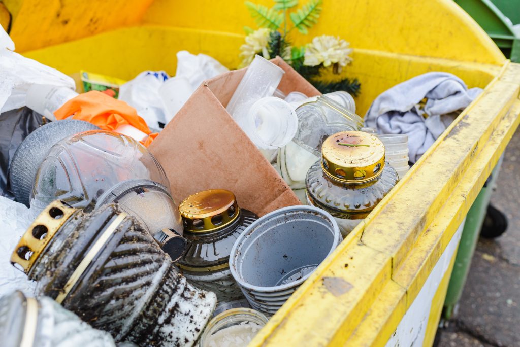 Pamiatka zosnulých či Dušičky je sviatok, ktorý každoročne vedie ku vzniku obrovského množstva odpadu. Ako ho znížiť?