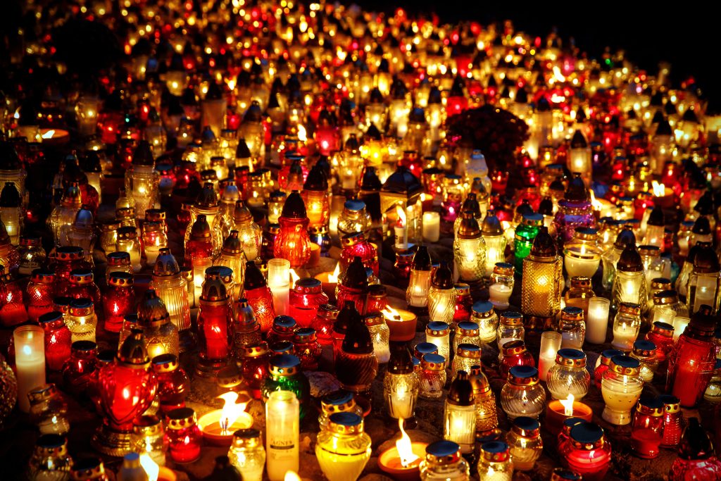 Dušičky na Slovensku sú environmentálna katastrofa. Ako znížiť množstvo odpadu, ktoré každý rok vyprodukujeme?