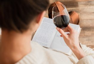 Romanca, ktorá sa nehrá na nežnosť. Kniha Zakázané vody sú najhorúcejší príbeh tohto roka