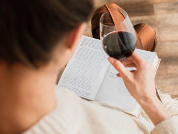 Romanca, ktorá sa nehrá na nežnosť. Kniha Zakázané vody sú najhorúcejší príbeh tohto roka