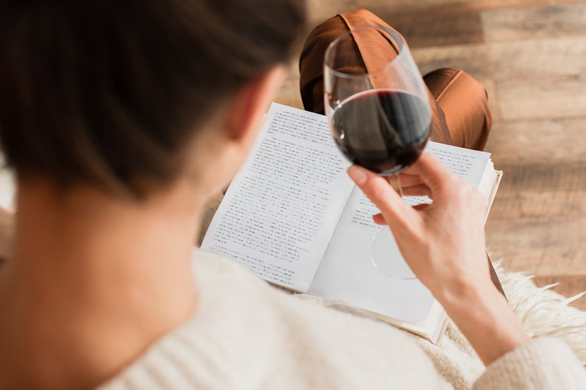 Romanca, ktorá sa nehrá na nežnosť. Kniha Zakázané vody sú najhorúcejší príbeh tohto roka