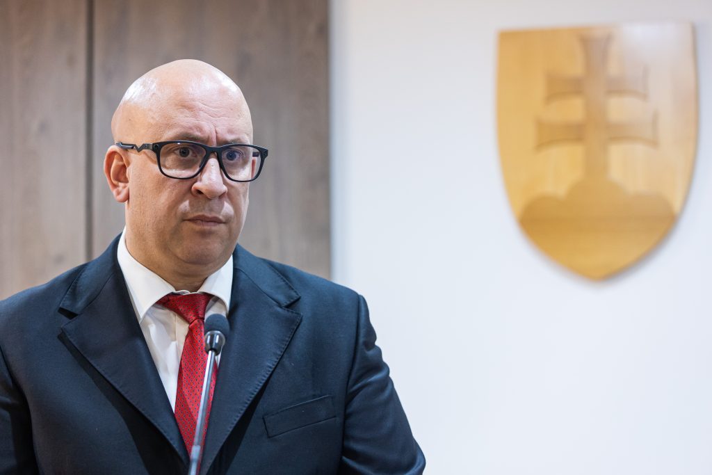 Minister dopravy Jozef Ráž (nominant Smer-SD) odvolal vedenie Železničnej spoločnosti Slovensko a dočasným vedením poveril Ivanu Piňosovú.