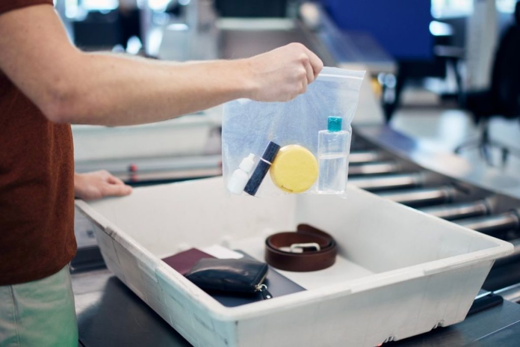 Koniec otravným obmedzeniam na tekutiny? Viedenské letisko zavedie novinku už čoskoro