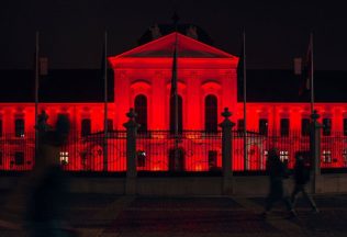 Dnes je Červená streda. Mnohé slovenské budovy sa dnes zafarbia dočervena, toto je dôvod