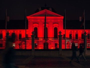 Dnes je Červená streda. Mnohé slovenské budovy sa dnes zafarbia dočervena, toto je dôvod