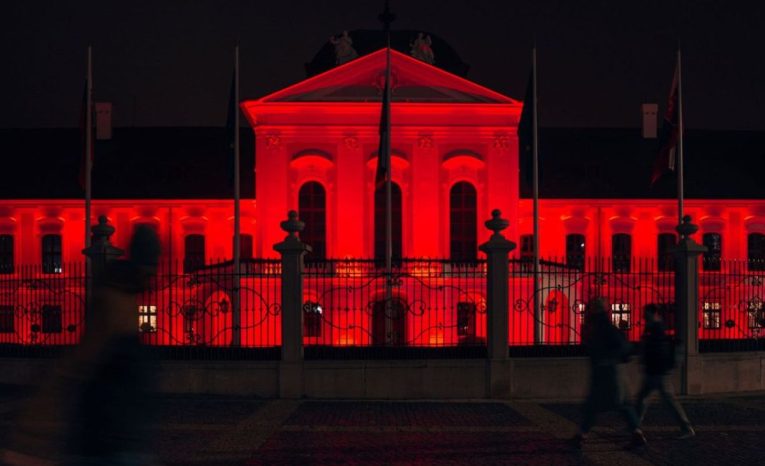 Dnes je Červená streda. Mnohé slovenské budovy sa dnes zafarbia dočervena, toto je dôvod