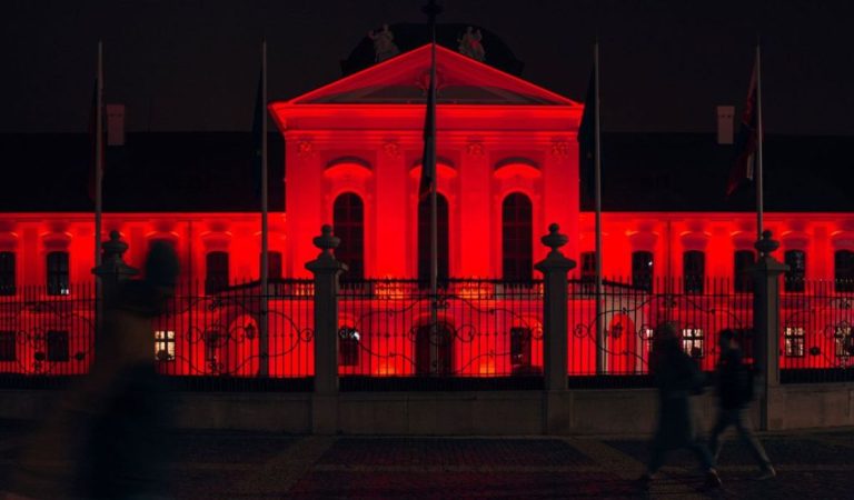 Dnes je Červená streda. Mnohé slovenské budovy sa dnes zafarbia dočervena, toto je dôvod