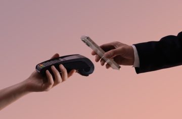 Doba kešu sa oficiálne končí. Táto slovenská banka chce klientov prinútiť platiť len kartou