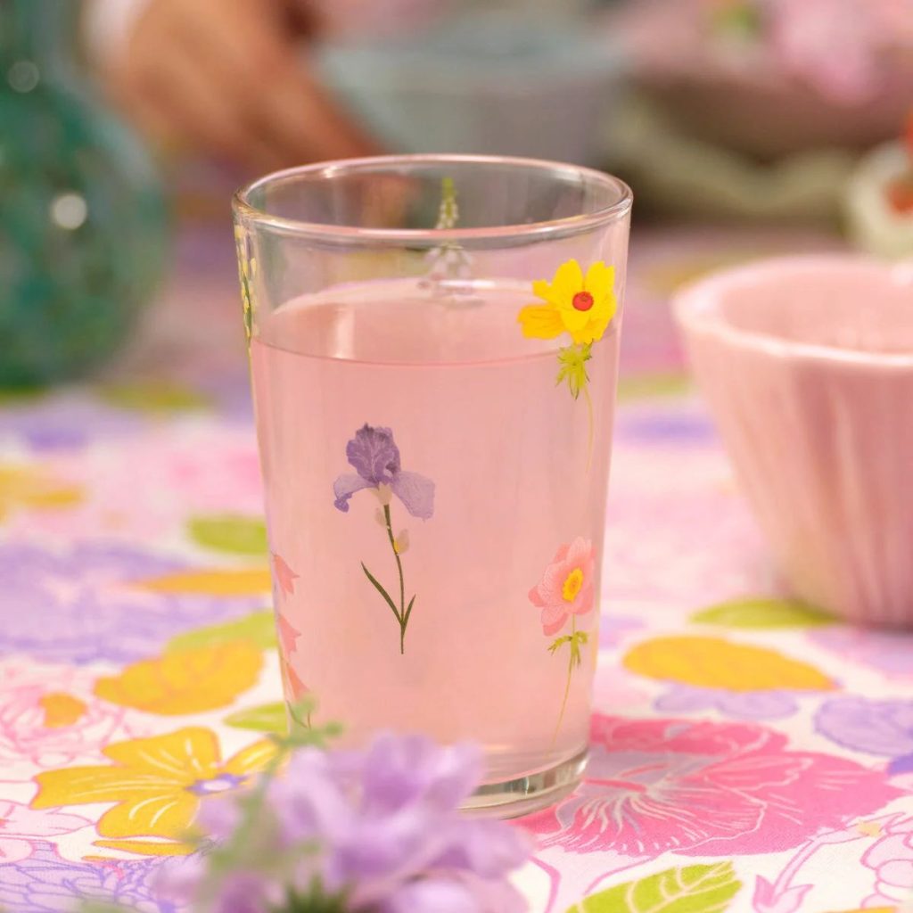 Úrad verejného zdravotníctva Slovenskej republiky upozornil na nevyhovujúci výrobok – sklenený pohár s kvetinovým motívom.
