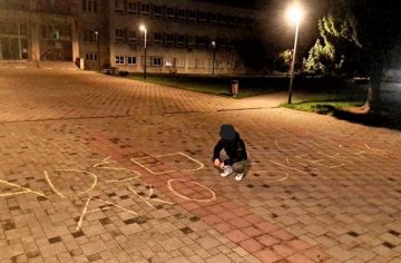 Za kriedové nápisy už ľudia dostávajú pokuty: Slovenská rodina sa ocitla v prípade ako z bývalého režimu