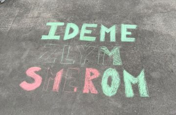 Kriedová vlna pokračuje. Slovenskí študenti boli donútení zmazať kriedový nápis špongiami za vlastné peniaze