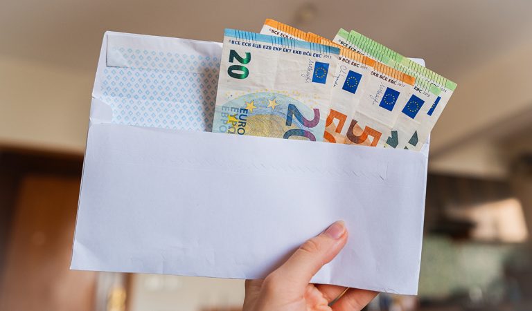 Podvodníci sa na internete vydávajú za známu spoločnosť, sľubujú rozprávkový plat