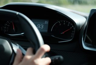 rýchlosť auta tachometer