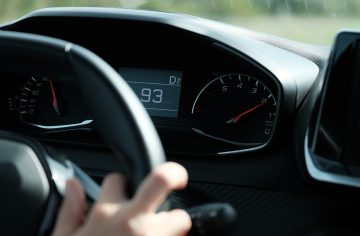 Tvoj tachometer ti nehovorí pravdu: zisti, o koľko ťa klame pri bežnej jazde