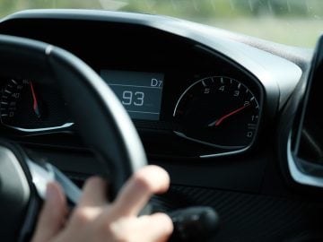 rýchlosť auta tachometer