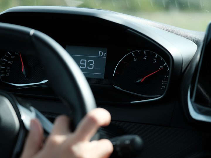 rýchlosť auta tachometer