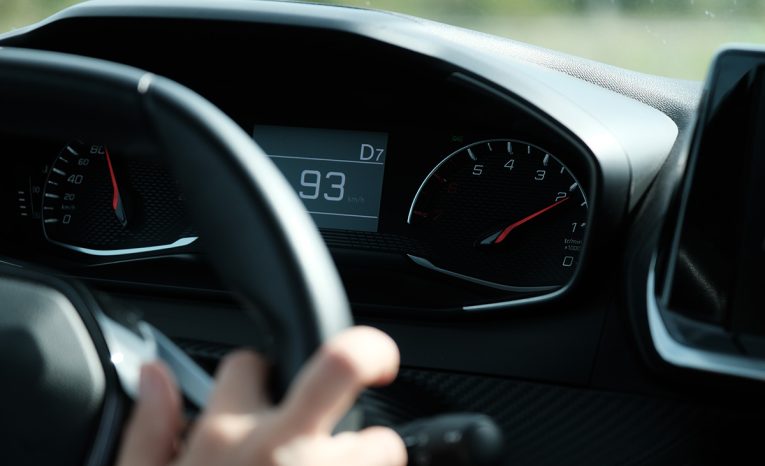 rýchlosť auta tachometer