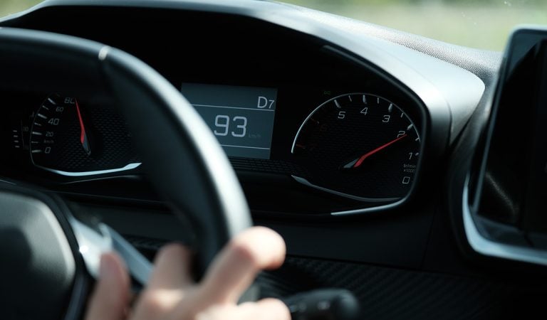 rýchlosť auta tachometer