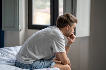 Ráno musíš čakať, kým… Nepríjemné problémy mužov, ktoré ženy skrátka nepochopia