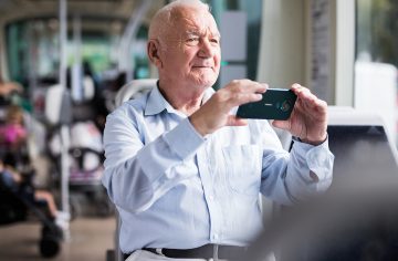 Kúpila som mame prvý mobil a… Príhody, ktoré dokazujú, že staršia generácia si s technológiami nerozumie