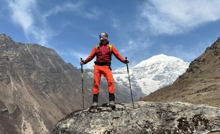 Známy moderátor musel ísť pod skalpel. Fanúšikom sa ohlásil z nemocničného lôžka