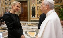 ostrihoňová pápež vatikán stretnutie.png