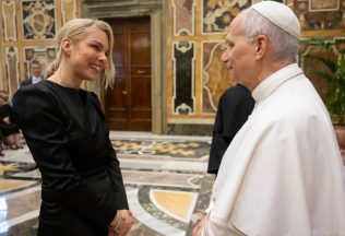 ostrihoňová pápež vatikán stretnutie.png