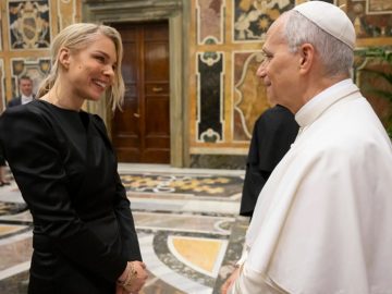 ostrihoňová pápež vatikán stretnutie.png