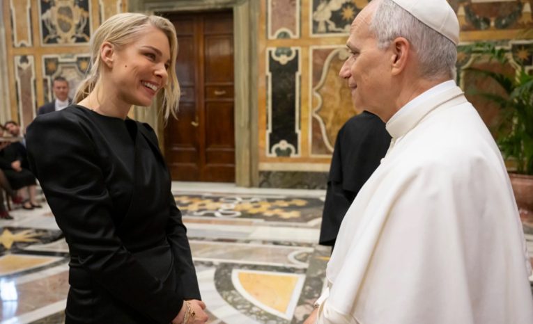 ostrihoňová pápež vatikán stretnutie.png