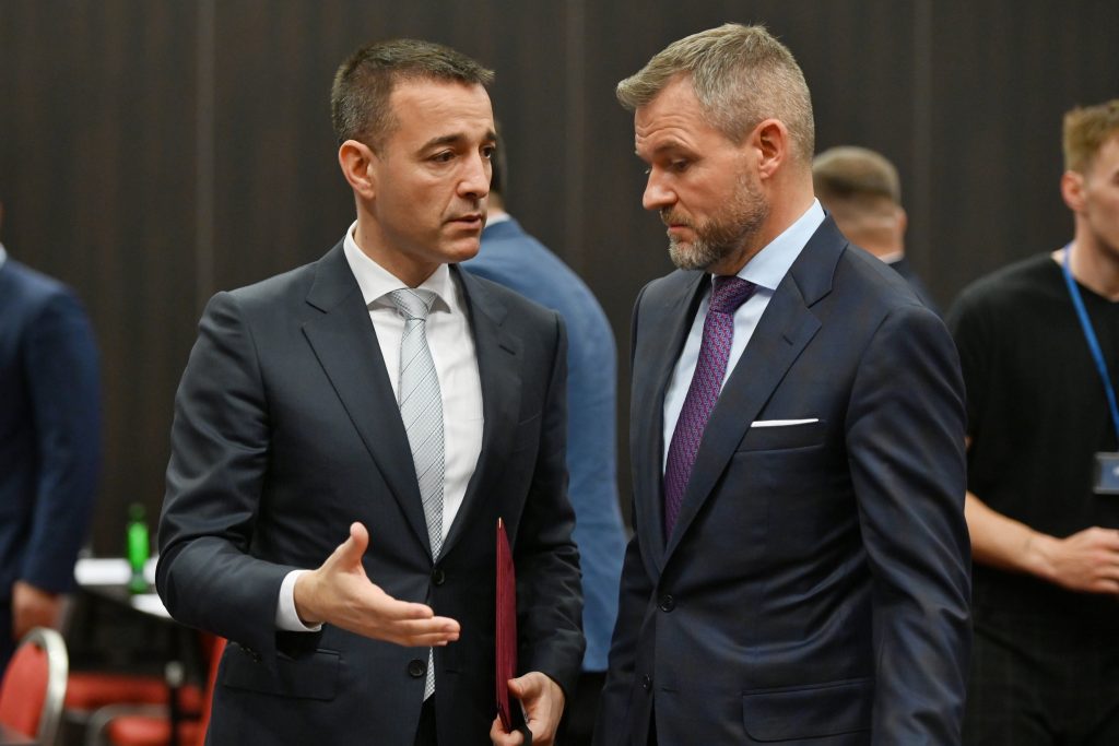 Ministra školstva a prezidenta privítali študenti v Košiciach kritickými heslami. Kriedové nápisy pokryli chodníky.