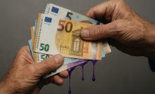 peniaze bankovky sfarbené bankovky peniaze problémy