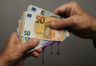 peniaze bankovky sfarbené bankovky peniaze problémy