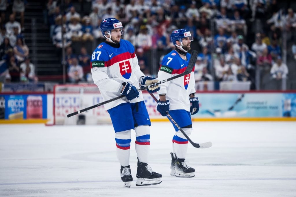 Slovenský zväz ľadového hokeja predstavil svetu nové hokejové dresy, ktoré naši reprezentanti budú nosiť najbližšie roky.