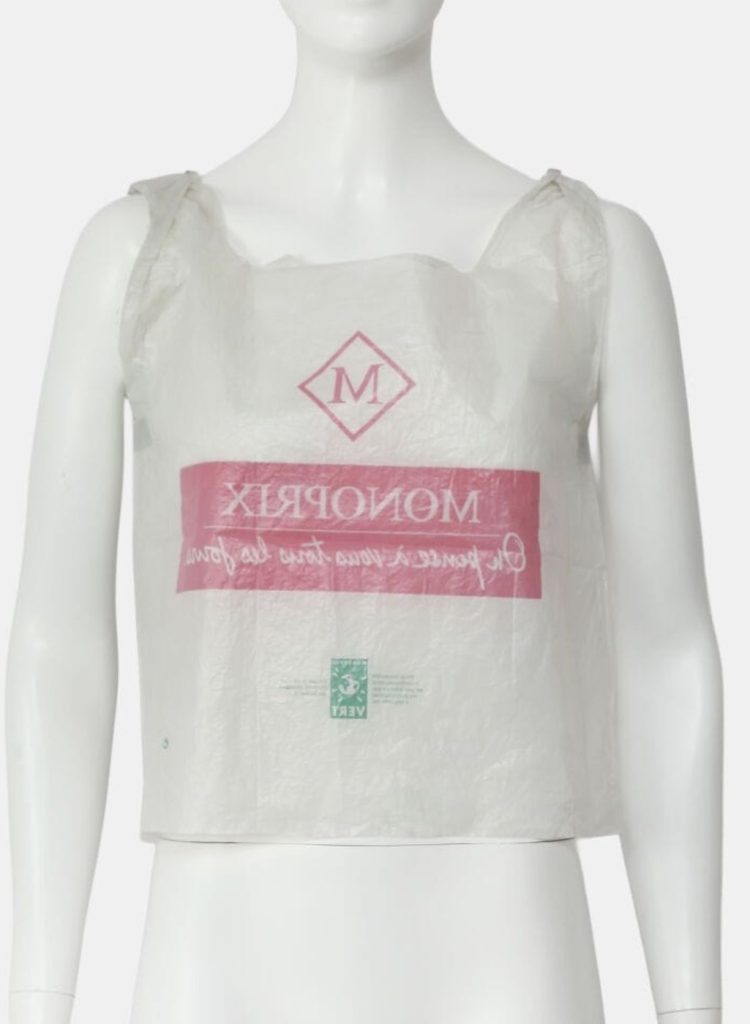 Na dražbe v Paríži sa plastová taška predala za 18 200 eur. Dôvod je ten, že táto igelitka bola topom z dielne dizajnéra Margielu.