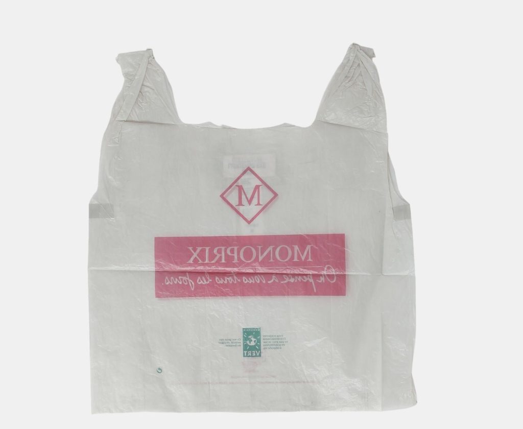 Na dražbe v Paríži sa plastová taška predala za 18 200 eur. Dôvod je ten, že táto igelitka bola topom z dielne dizajnéra Margielu.